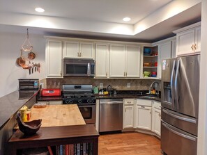 ثلاجة، ميكروويف، فرن، موقد طهي مسطح