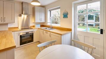 House | Private kitchen | Full-sized fridge, microwave, oven, stovetop