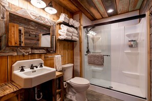 Bathtub, hair dryer, towels - 7 Min to Yellowstone | Sleeps 7 Open Loft Room The Bunk House (West Yellowstone)