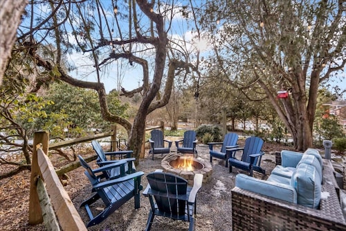 Poconos Farmhouse | Bunk Room + Hot Tub & Fire Pit