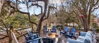Poconos Farmhouse | Bunk Room + Hot Tub & Fire Pit