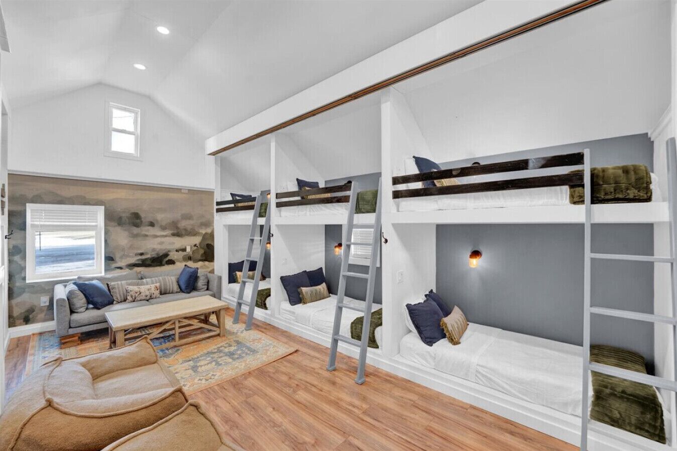 5 bedrooms, desk, iron/ironing board, travel crib