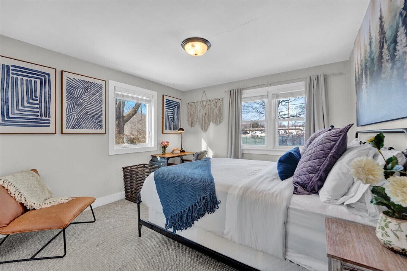 Une chambre à coucher avec un lit, une chaise, un bureau et une fenêtre.