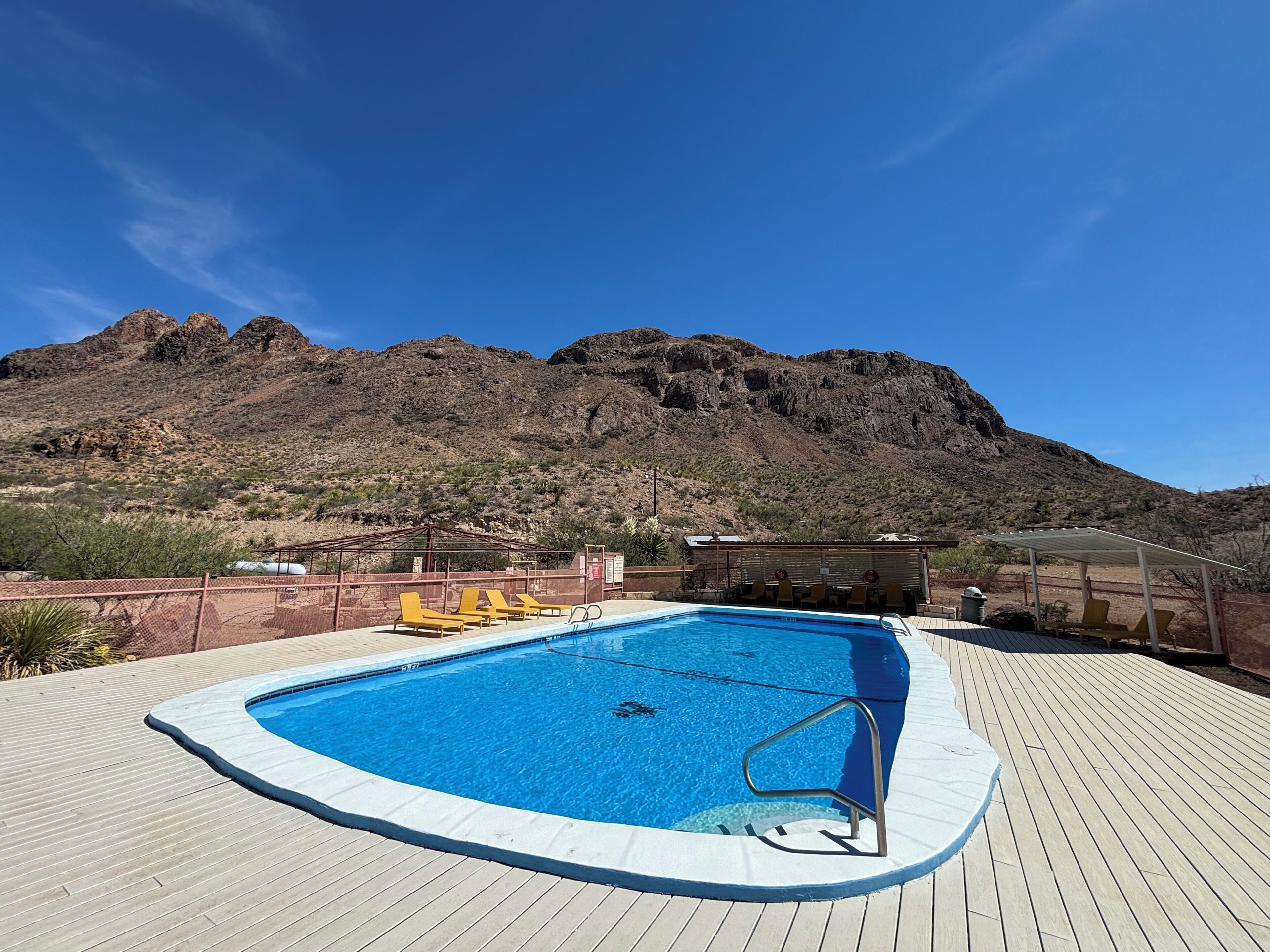 Piscine extérieure en saison
