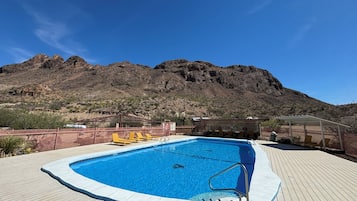 Piscine extérieure en saison