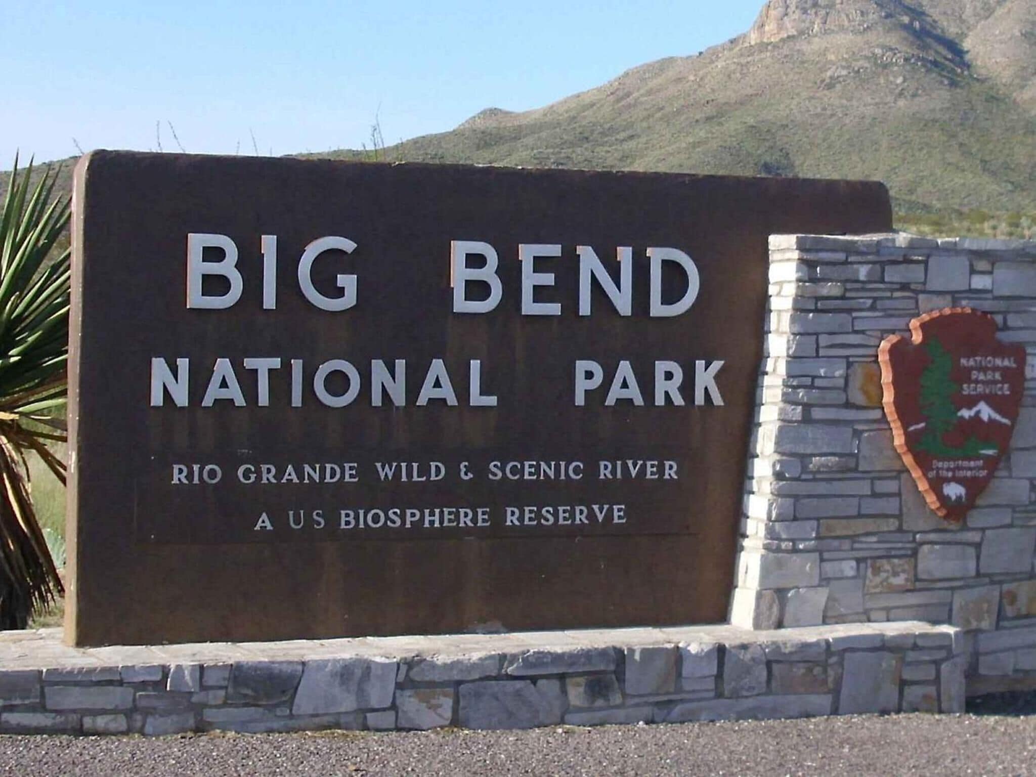 Een bord voor het Big Bend National Park, met de tekst dat het een Amerikaans Biosfeerreservaat is en de Rio Grande Wild & Scenic River bevat.