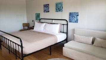 Deluxe Single Room, 1 King Bed with Sofa bed, Mountain View, Mountainside