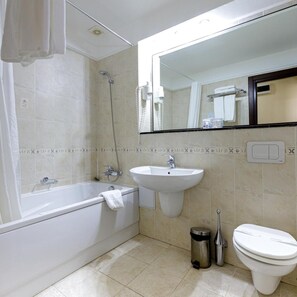Un baño con bañera, lavabo, inodoro y ducha.