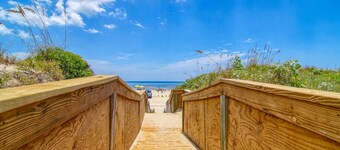 Southern Comfort-in town, steps from heated pool, hot tub, beach boardwalk