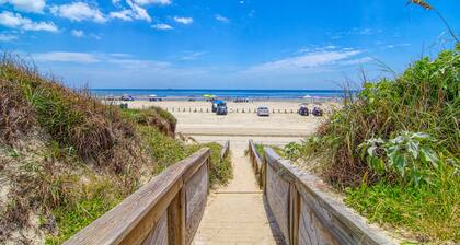 Southern Comfort-in town, steps from neighborhood beach boardwalk pool hot tub