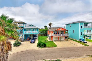 Exterior - Southern Comfort-in town, steps from heated pool, hot tub, beach boardwalk (Port Aransas)