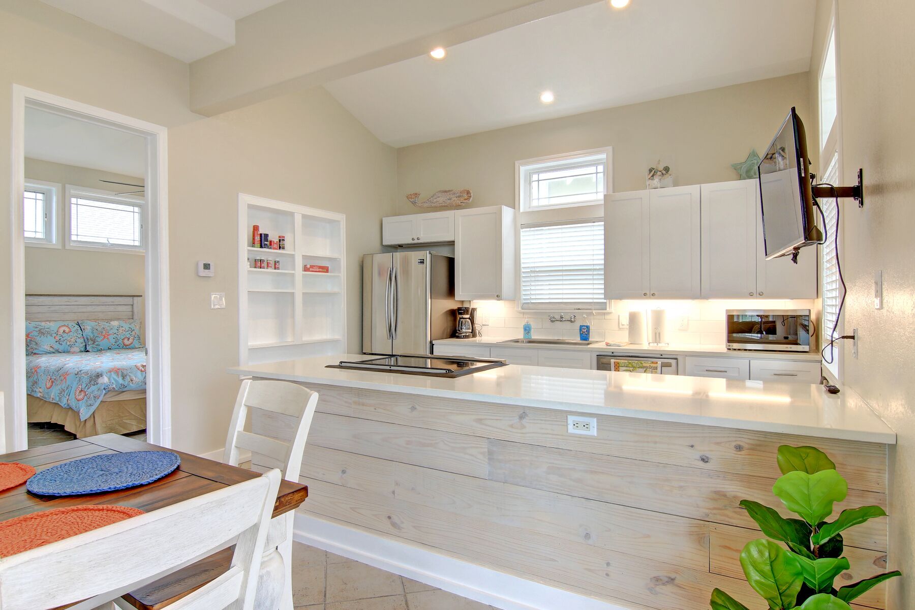 Jääkaappi, mikroaaltouuni, uuni, liesi