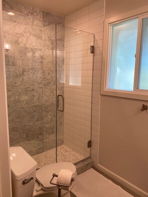 Combined shower/tub, hair dryer, towels, soap