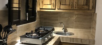 La Maison Aziz, climatisée & au calme. À 15mn à pied du centre village de Somone