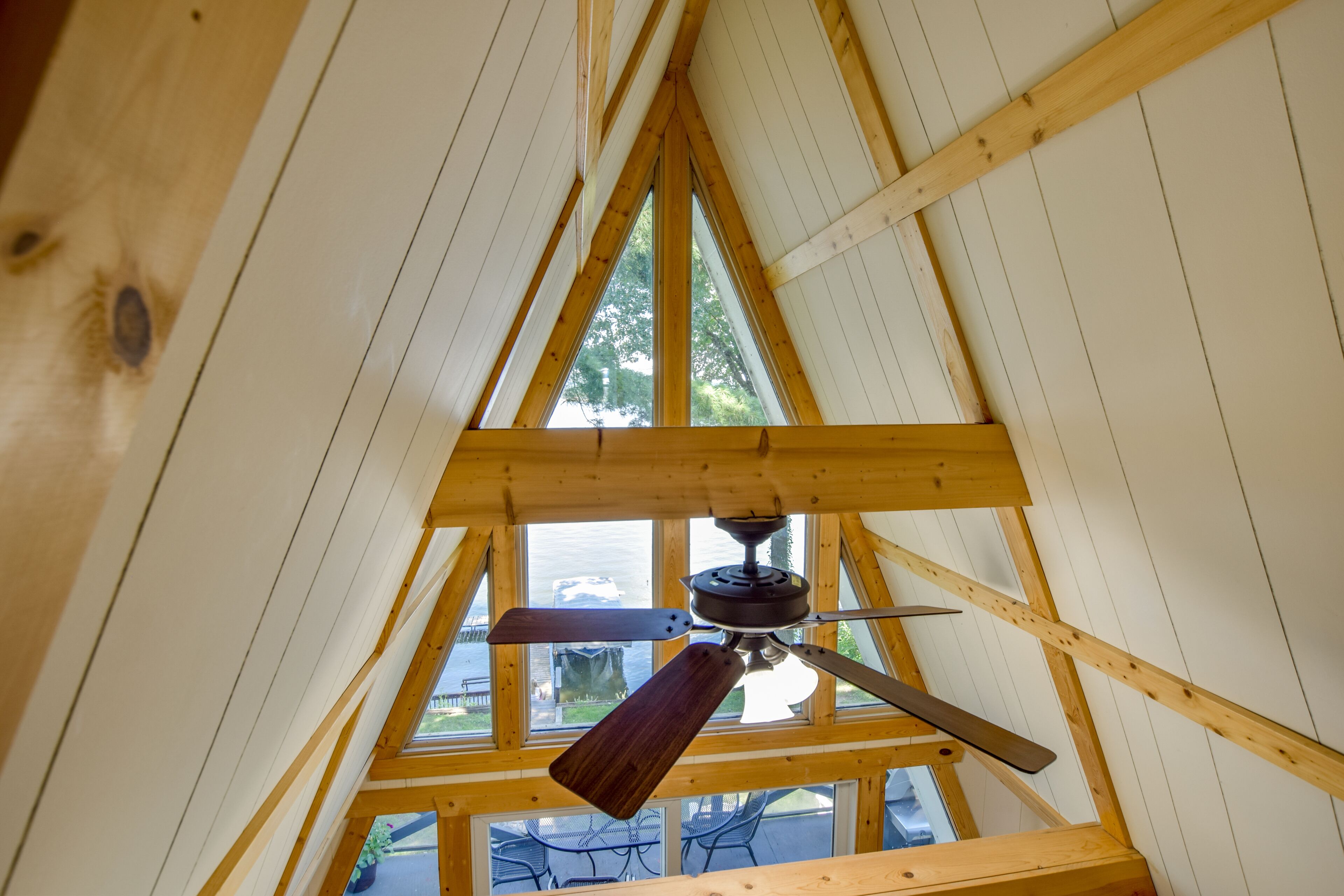 Et træloft med ventilator og et vindue.
