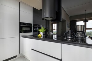 Køleskab, mikrobølgeovn, ovn, kogeplade