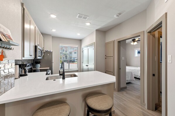 Réfrigérateur, micro-ondes, four, plaque de cuisson