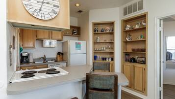 Réfrigérateur, micro-ondes, four, plaque de cuisson