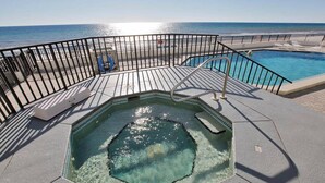 Un espace piscine comprenant un jacuzzi, une piscine et une vue sur la plage.