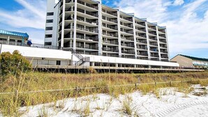 Un hôtel à plusieurs étages, doté d’un toit plat et de balcons à chaque niveau.