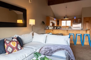Smart TV, chimenea, reproductor de DVD y libros 