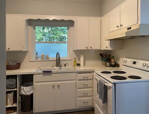 Fridge, microwave, oven, stovetop - Charming Home in East Hill, nearby neighborhood parks, bayou, beach and downtown (Pensacola)