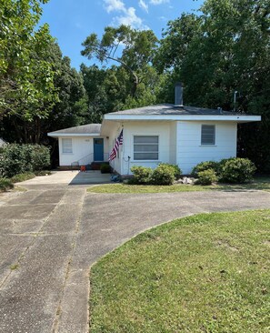 Exterior - Charming Home in East Hill, nearby neighborhood parks, bayou, beach and downtown (Pensacola)