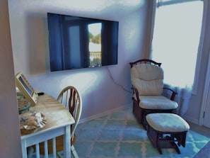 Smart TV, fireplace, DVD player, stereo