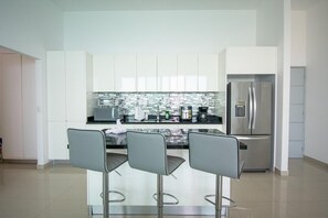 Fridge, microwave, stovetop, coffee/tea maker - Beautiful Malecon and Beyond 1502 Torre eMe (Mazatlan)