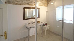 Articles de toilette gratuits, sĂšche-cheveux, serviettes fournies