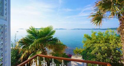 Strandvilla Domestic mit Pool