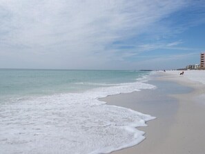 Plage, chaises longues