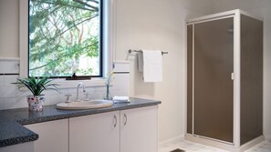 Shower, free toiletries - Serena-  a stone's throw from Lake Daylesford (Daylesford)