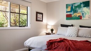 2 bedrooms, WiFi, bed sheets - Serena-  a stone's throw from Lake Daylesford (Daylesford)