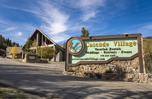 Property grounds - Ski  Purgatory 2 Miles from Rustic Renovated Condo with Mountain Views (Durango)