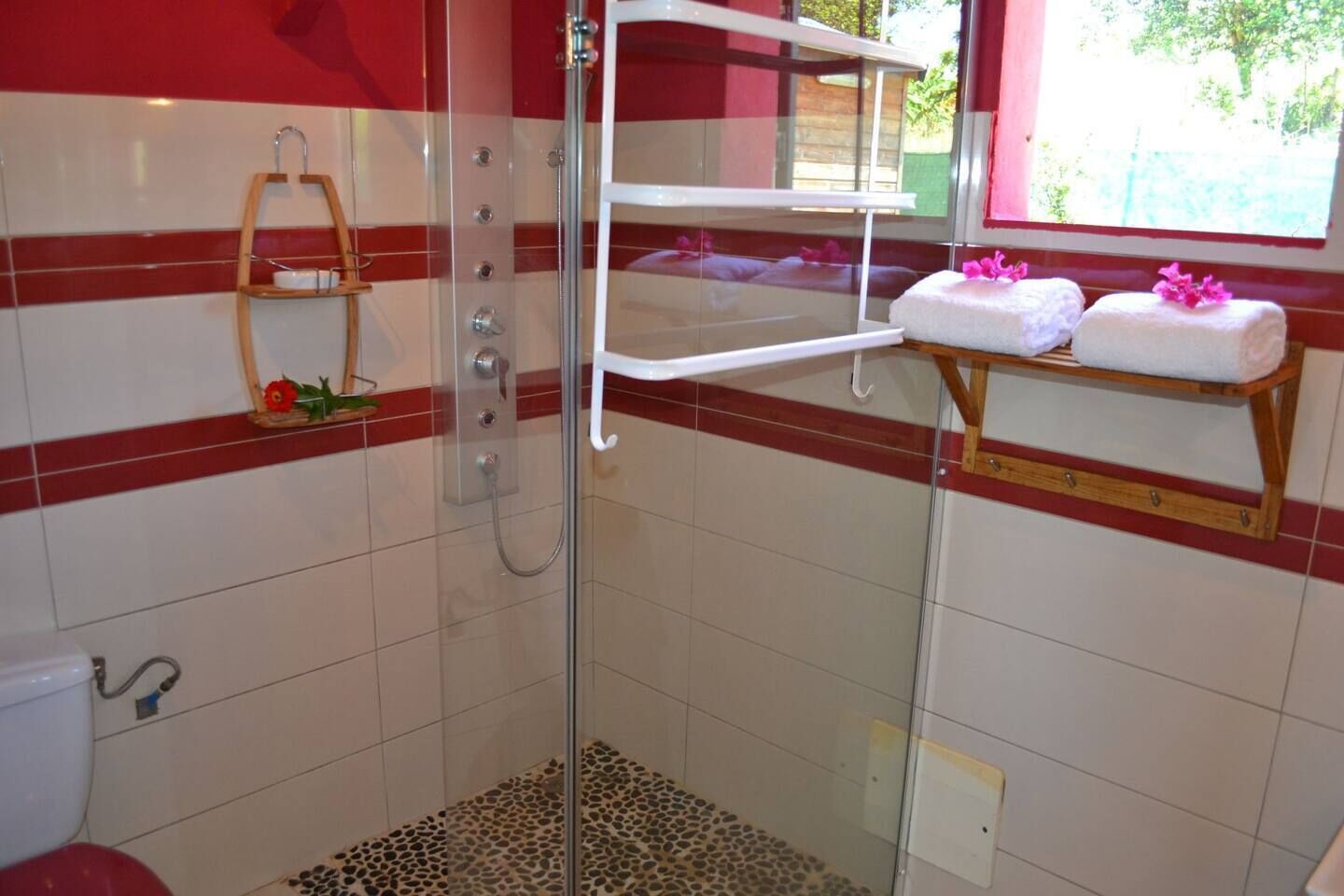 Douche, sèche-cheveux, serviettes fournies, savon