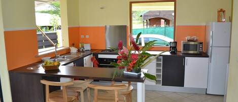 Réfrigérateur, micro-ondes, four, cafetiÚre/bouilloire