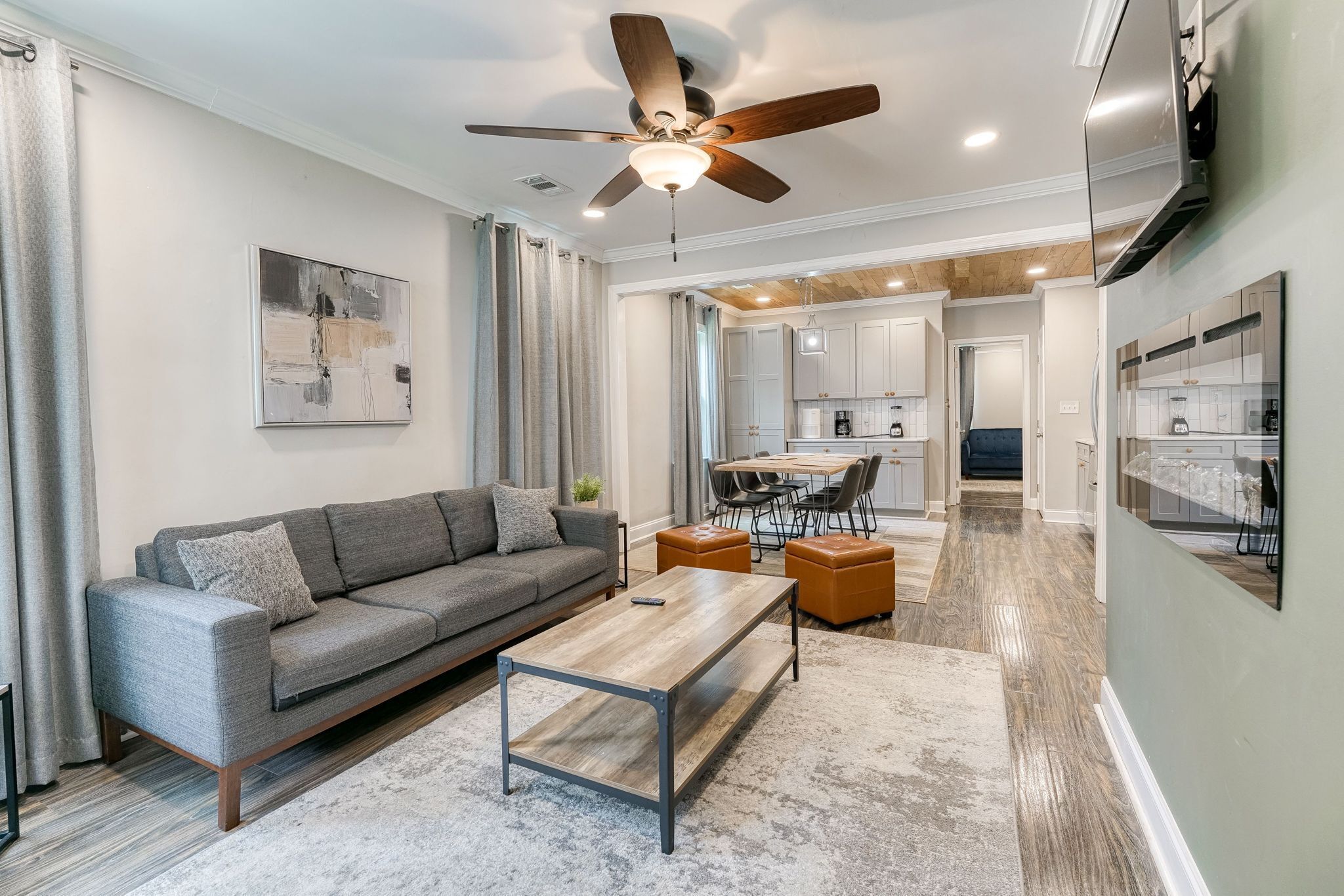 Televisión y chimenea 