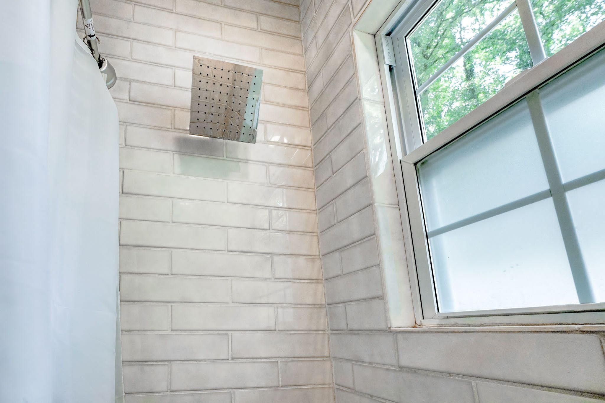 Bañera con ducha, secador de pelo, papel higiénico
