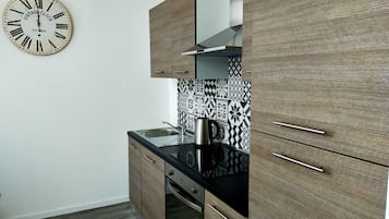 Kühlschrank, Mikrowelle, Ofen, Herdplatte