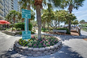Property grounds - Sand Dollar Villa 504: ground floor, close to beach, restaurants, and convention (Panama City Beach)