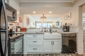 Fridge, microwave, oven, stovetop - Sand Dollar Villa 504: ground floor, close to beach, restaurants, and convention (Panama City Beach)