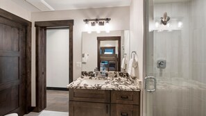 Hårtork och handdukar