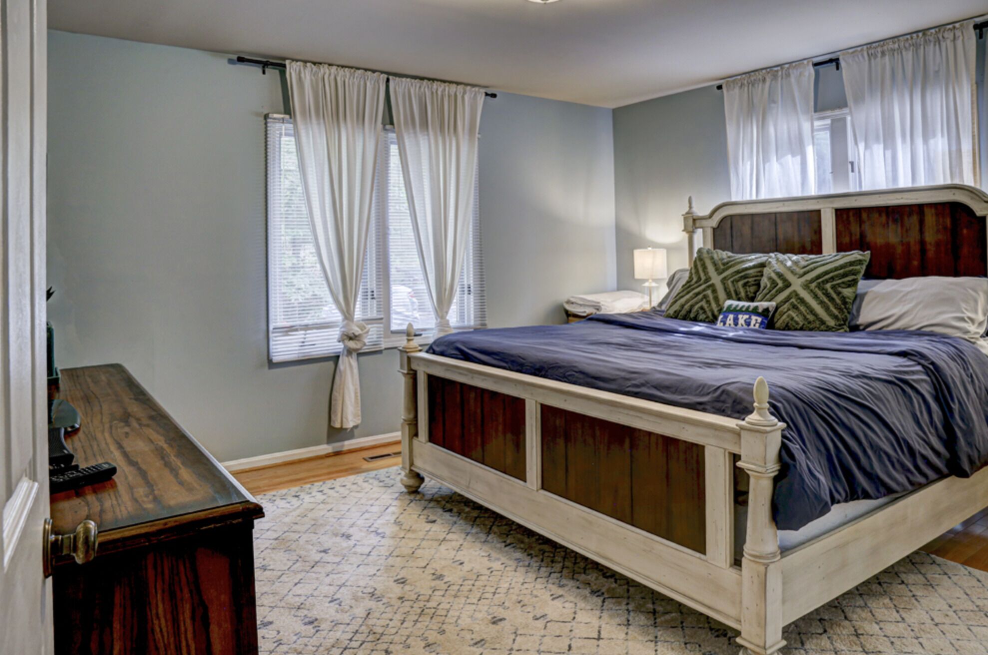 4 quartos, escrivaninha, Wi-Fi de cortesia, roupa de cama