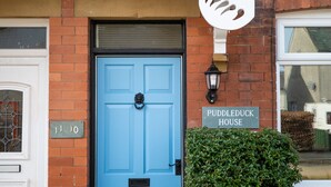 A blue door with a sign reading "PUDDLEDUCK HOUSE" above it. - ⭐️Stunning Holiday Home⭐️ - Centre of Coniston - 3 bedroom  (Coniston)