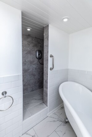 Baignoire, sèche-cheveux, serviettes fournies, savon