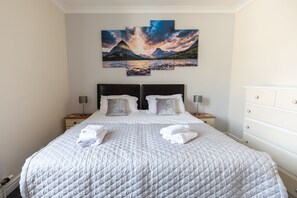 3 habitaciones, tabla de planchar con plancha y cuna de viaje 