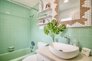 Ensemble douche/baignoire, sèche-cheveux, serviettes fournies