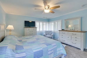 3 bedrooms, iron/ironing board, Internet, bed sheets - Decks + Pool Access: Hilton Head Island Townhome (Hilton Head Island)