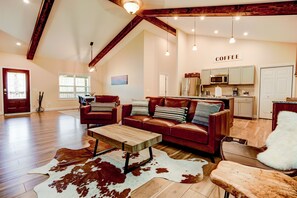 Een televisie, een open haard en een dvd-speler